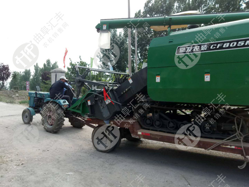 喜提大型收割機